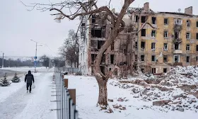 Russia, Ukraine sit for tense talks on thorny territorial issue